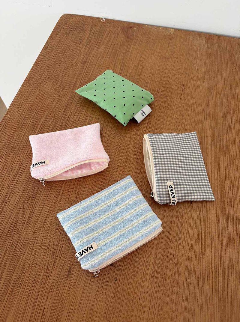 Gingham check flat pouch - gray , M size