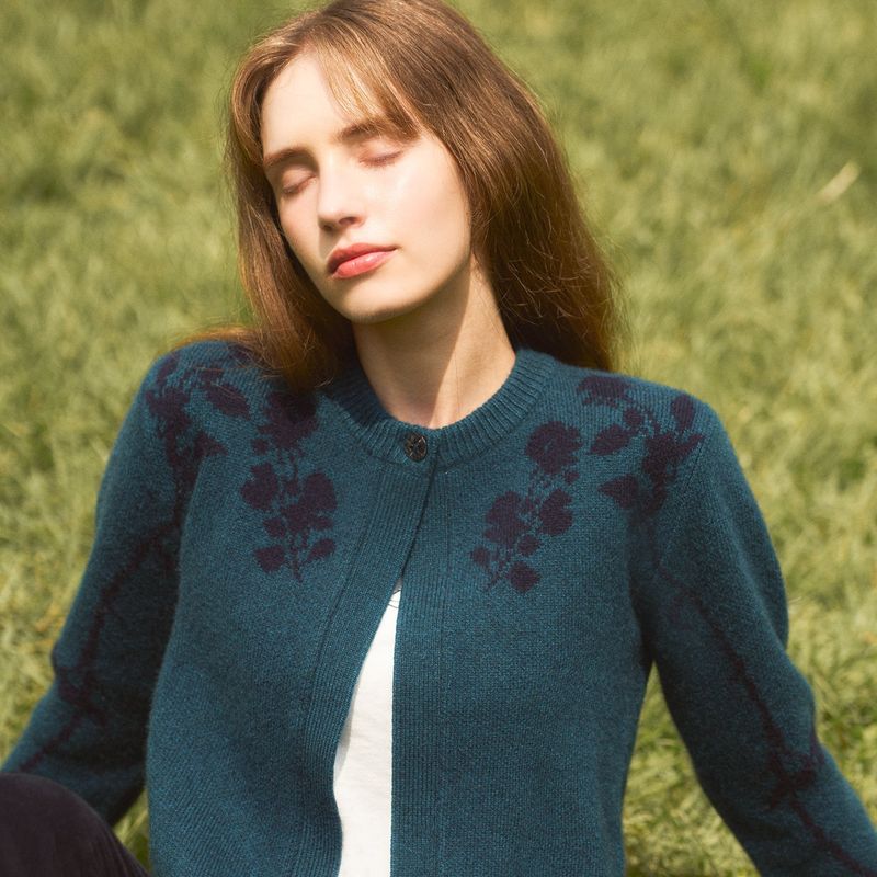 EVMOIU(エブモウ)の「CAMEL CASHMERE FLOWER CARDIGAN - BLUISH GREEN(Tops)」