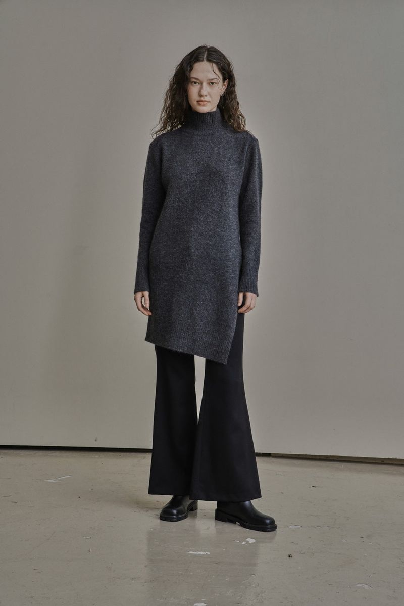 SIDE SLIT TURTLENECK_CHARCOAL
