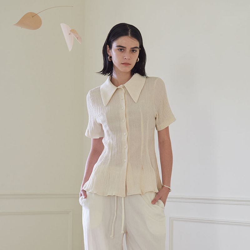 TMO BY 13MONTH(ティーエムオーバイサーティーンマンス)の「BIG COLLARED SHIRT (CREAM)(Tops)」