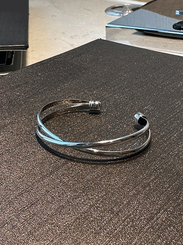 WHAT A LOOK（ワット ア ルック）の「クロスオープンバングルブレスレット（アクセサリー）」