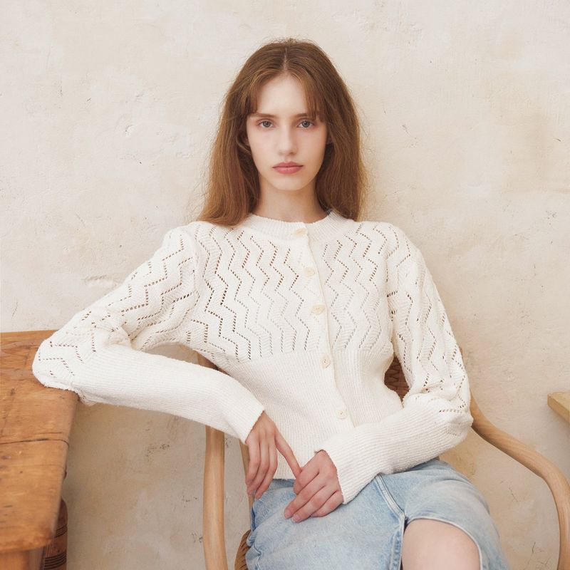 EVMOIU（エブモウ）の「DIAMOND HOURGLASS CARDIGAN - IVORY（Tops）」