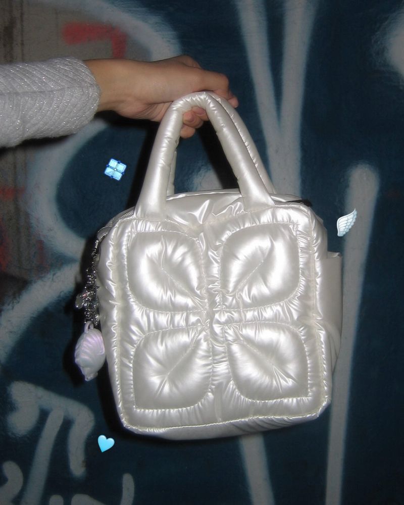 KOKOOKY（KOKOOKY ｜ ココーキー）の「KOKOOKY クッションパファーキューブバッグ - Pearl White（バッグ）」