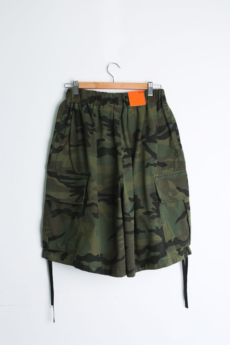 CAMO WIDE BERMUDA CARGO PANTS