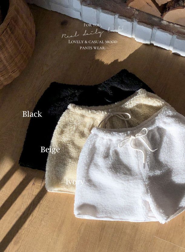 SHOPPERLAND(ショッパーランド)の「Fluffy Boa Fleece Shorts (3color)(Pants)」