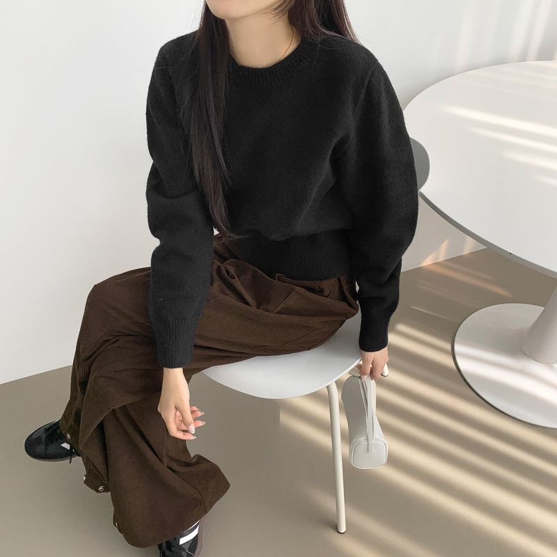 セミクロップドニットウェア for in-between seasons
