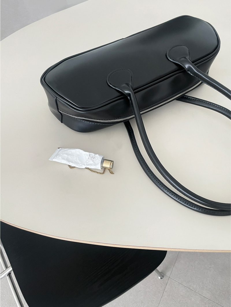 baguette shoulder bag