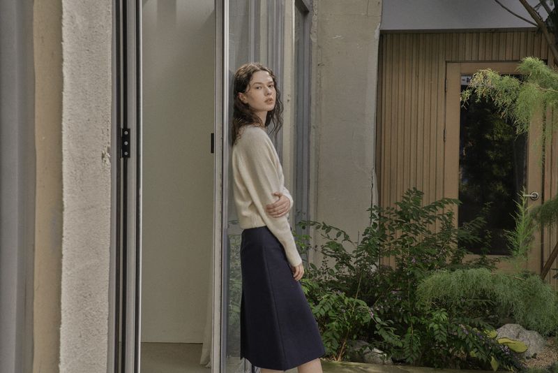 V BUTTON CARDIGAN_IVORY
