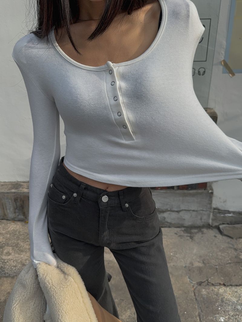 long-sleeved shirt with a U-neck