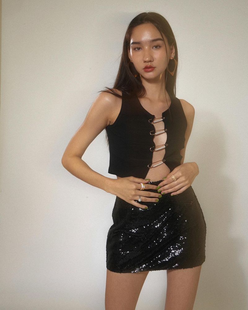 EVIE APPAREL（エヴィーアパレル）の「EVIE glint MINI SKIRT BLACK（Skirts）」