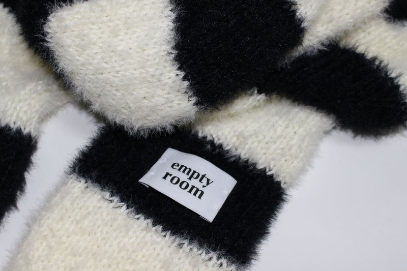 sleeve fluffy stripe muffler (black)