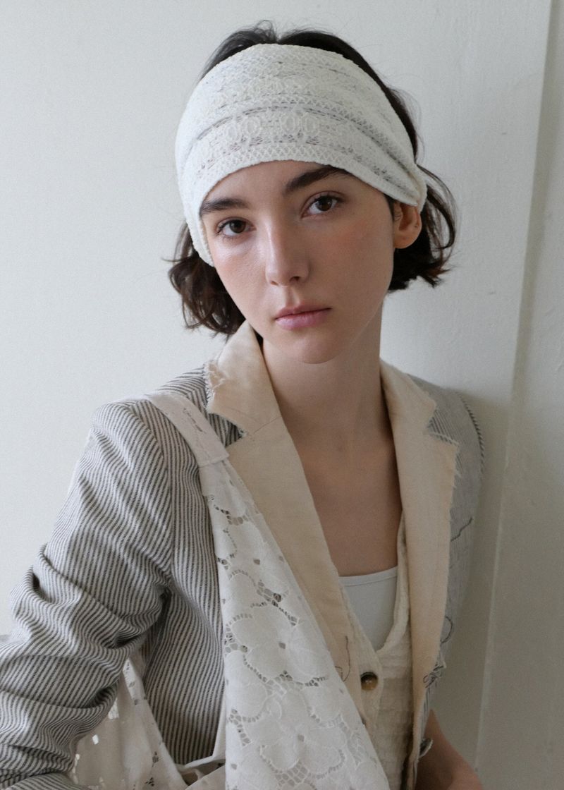 VOOR（ボル）の「レースフラワーヘアバンド_アイボリー（ヘアアクセサリー）」