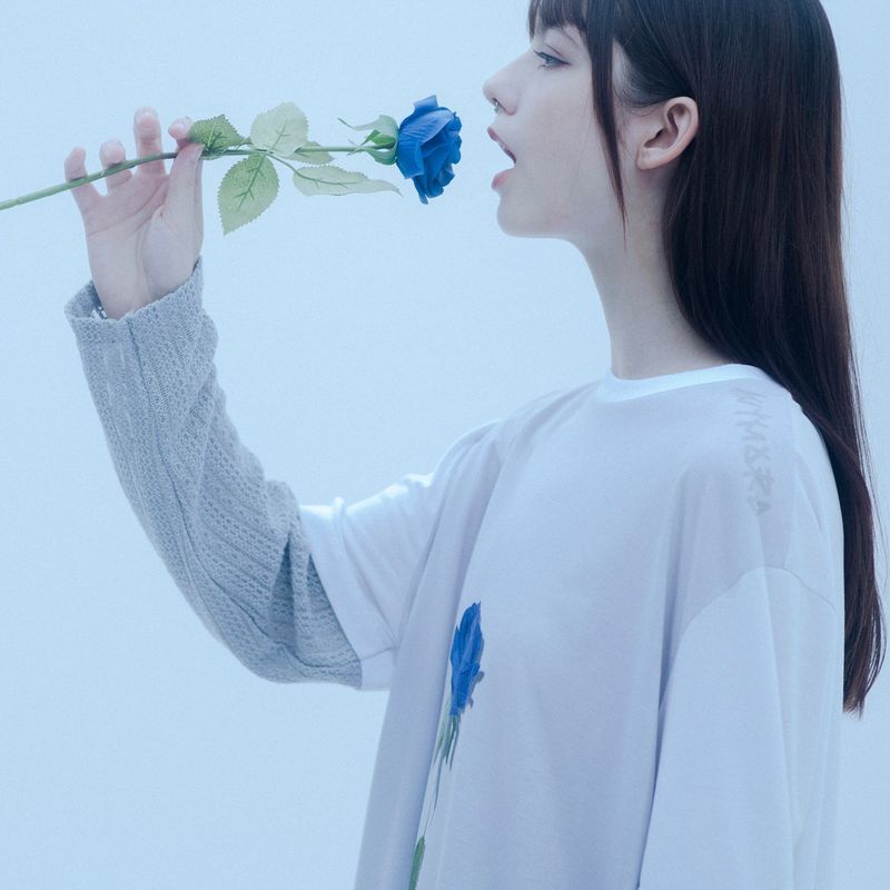 0 6 blue rose layered t-shirt