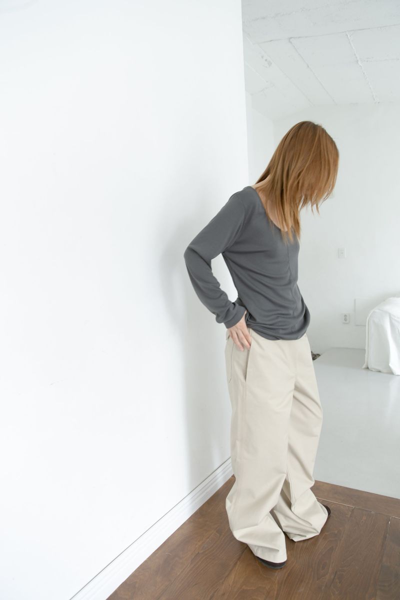 back buckle beige pants