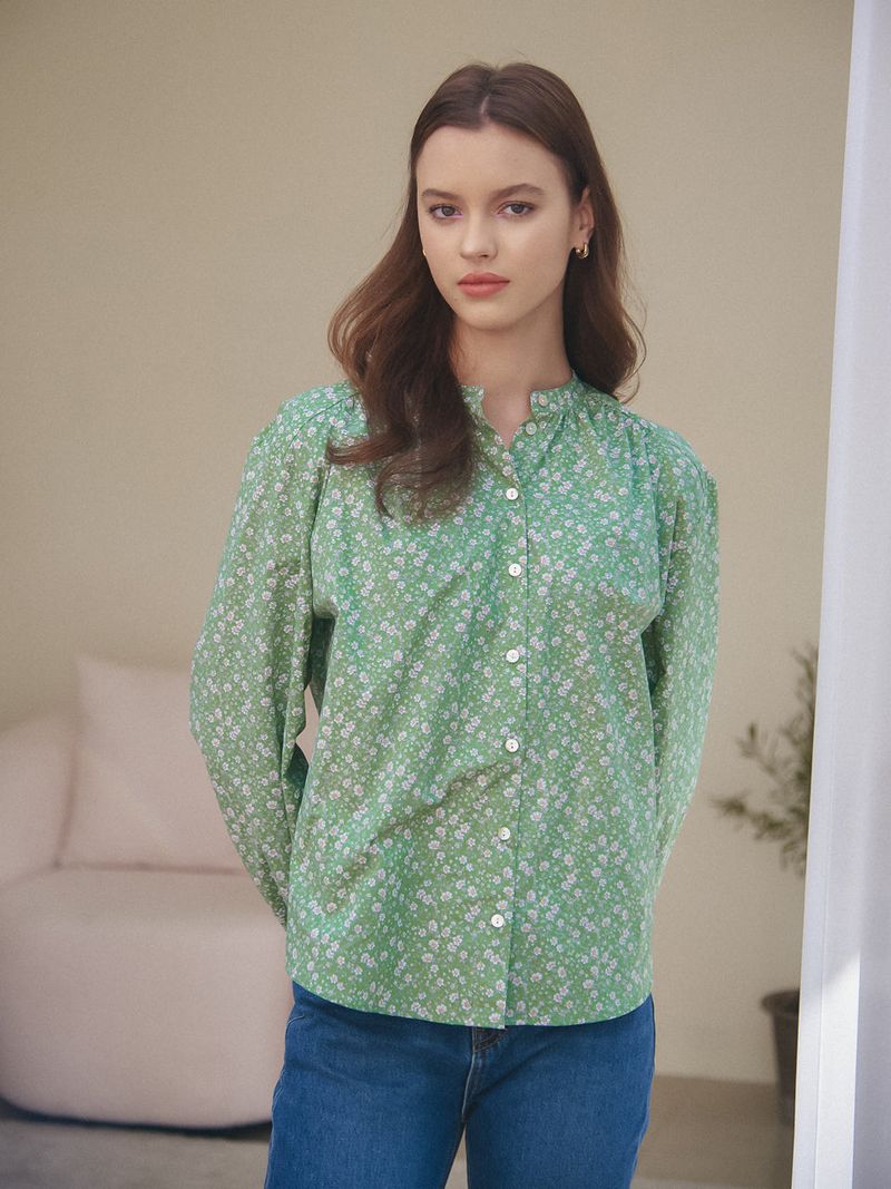 vem.ver（ベムバー）の「HENRY NECK SHIRRING BLOUSE_GREEN（Tops）」