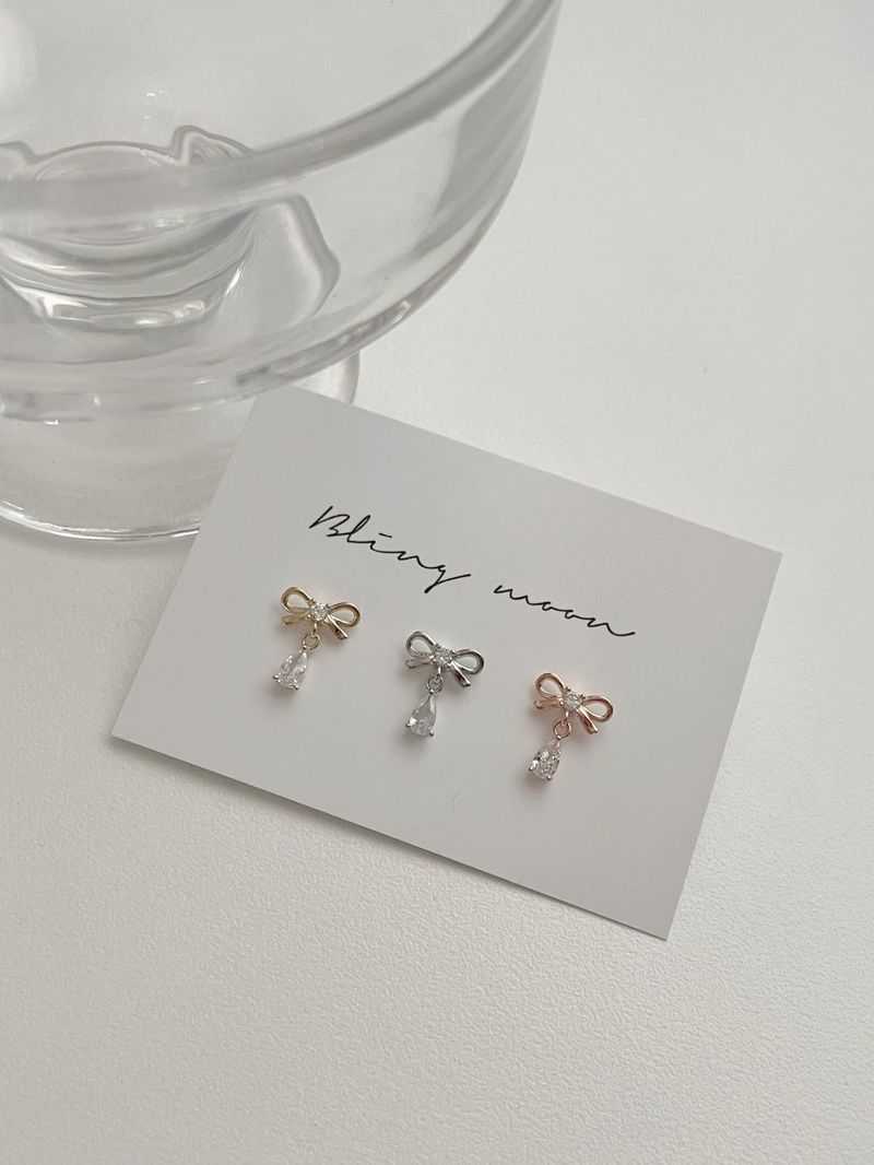 Blingmoon（ブリングムーン）の「ダーリンリボンピアス/３色/キュービックドロップラブリー（アクセサリー）」
