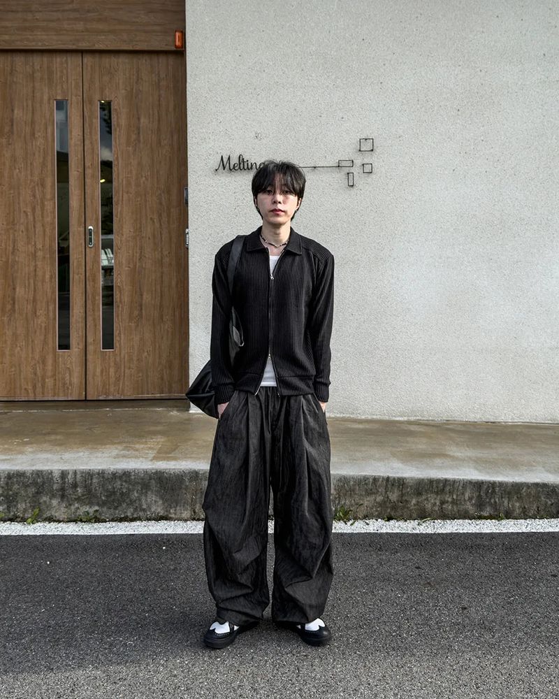 Howt Over Curved Denim Pants