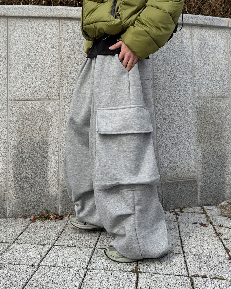 JIIGEUM（ジグム）の「フローバルーンカーゴスウェットパンツ（パンツ）」