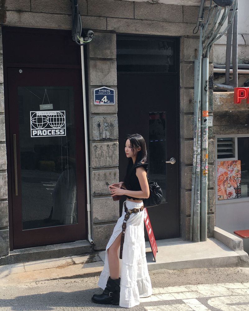 Cutting white long skirt
