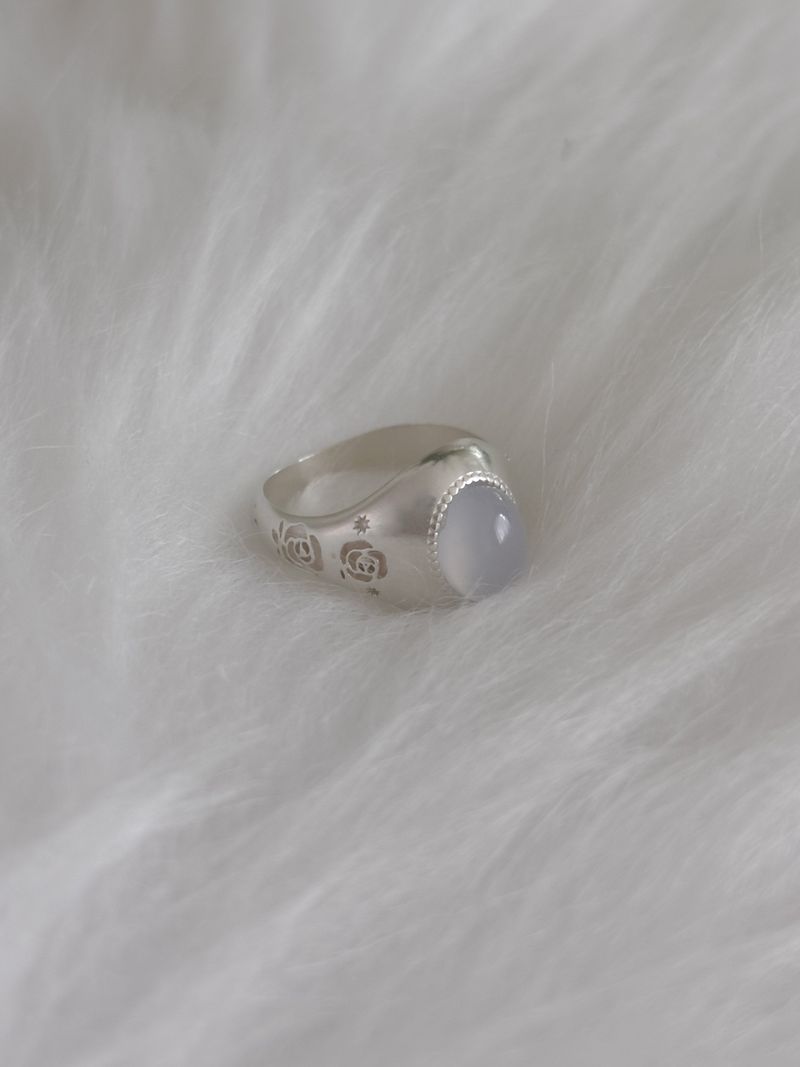 PAIR OF LOVE（ペアオブラブ）の「カルセドニー ローズストーン ボールド リング（アクセサリー）」