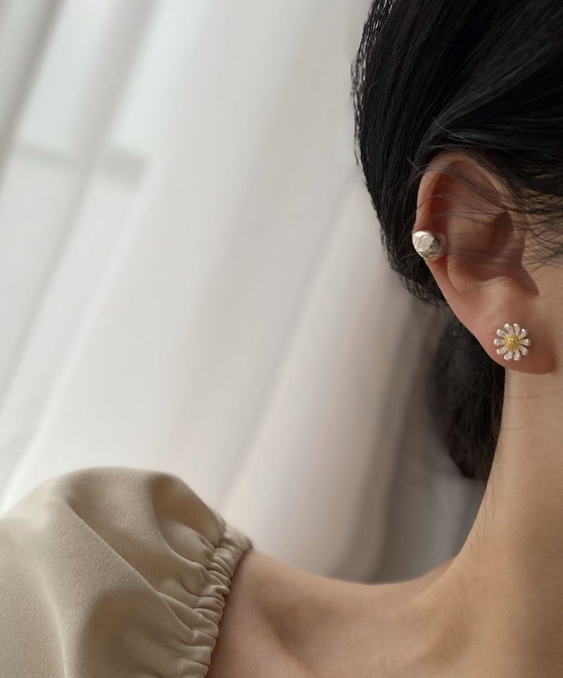Acer rojo(アセルロジョ)の「deii Silver 925 Daisy Pastel Flower Point Simple Earrings(Accessories)」