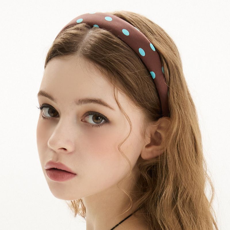 VVV（ブイブイブイ）の「サテンドットボリュームヘアバンド _ ブラウン（ヘアアクセサリー）」