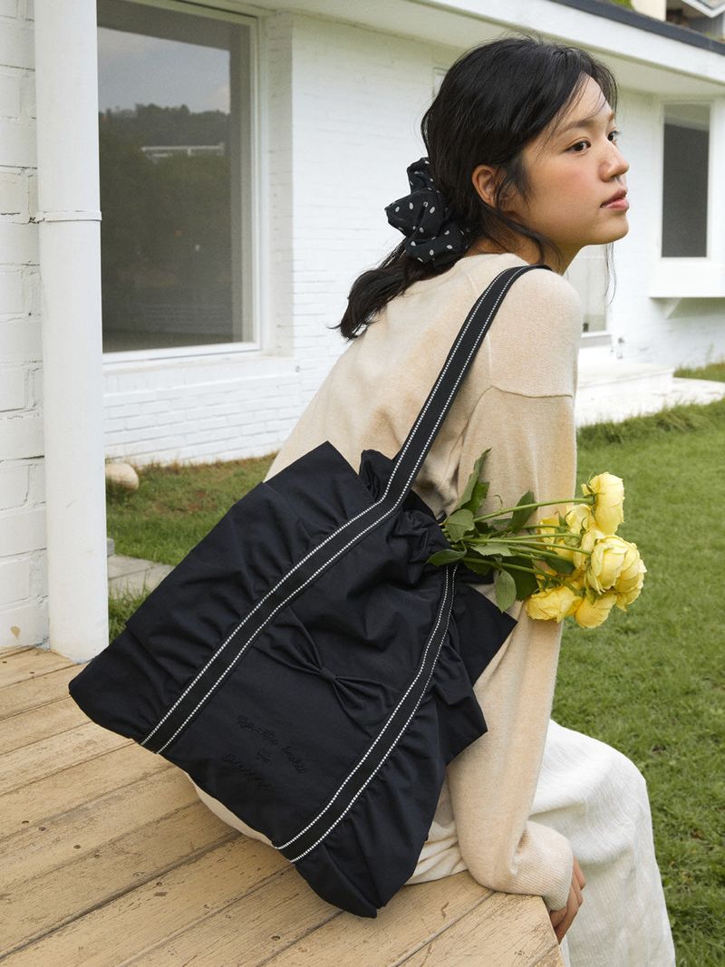 ovuni（オーブニ）の「Ruffle drawstring bag_black（Bags）」