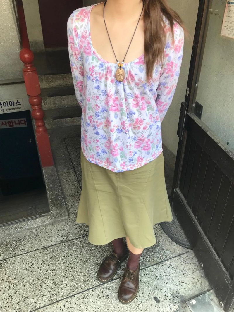 seezul（シーズル）の「チバ フラワー Tシャツ（トップス）」