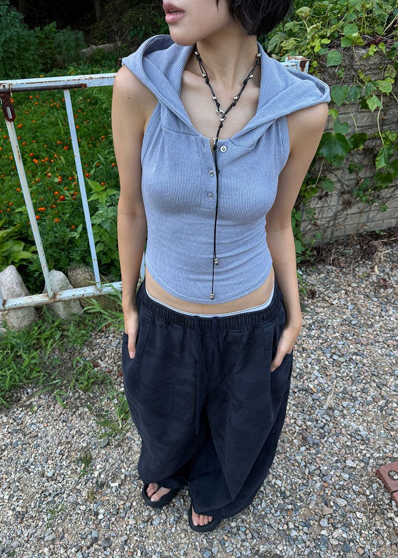 eon(イオエン)の「HALTER HOOD SLEEVELESS(Tops)」