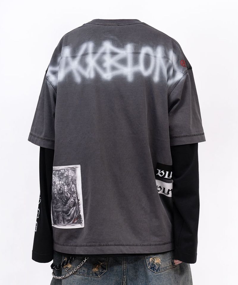 BLACKBLOND（ブラックブロンド）の「カオス ワッペン ピグメント Tシャツ (チャコール)（トップス）」