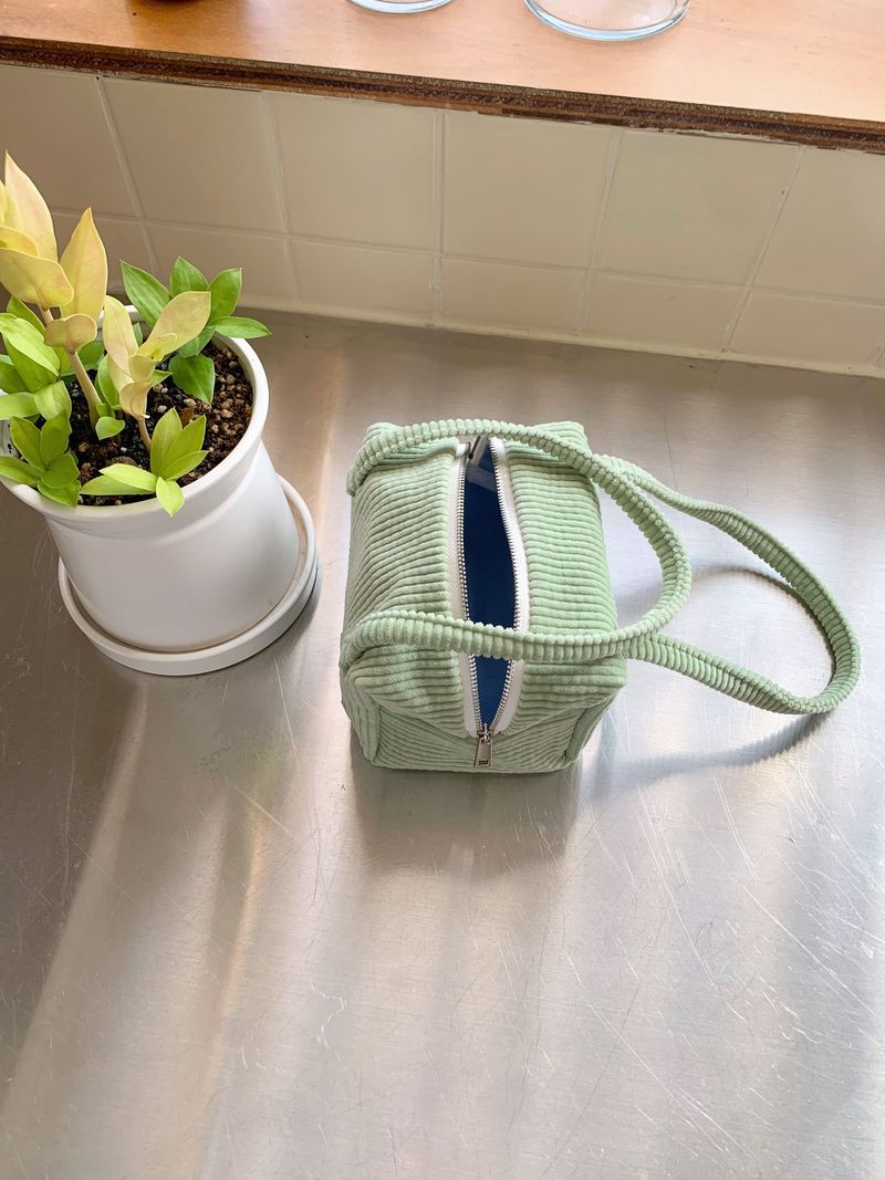 Handy pouch (corduroy avocado)
