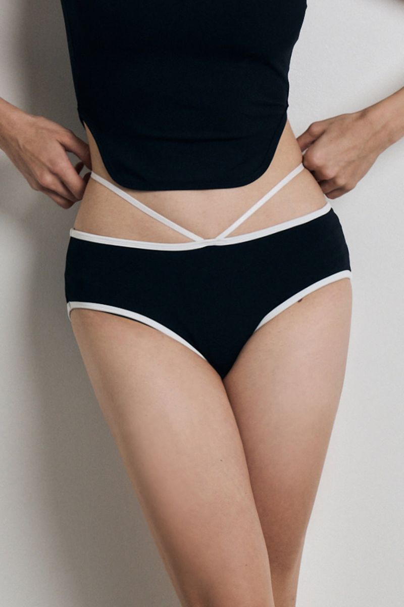 VINAJ(ビナジェイ)の「Strap Line Low Bikini Panties (Black)(Swimwear)」