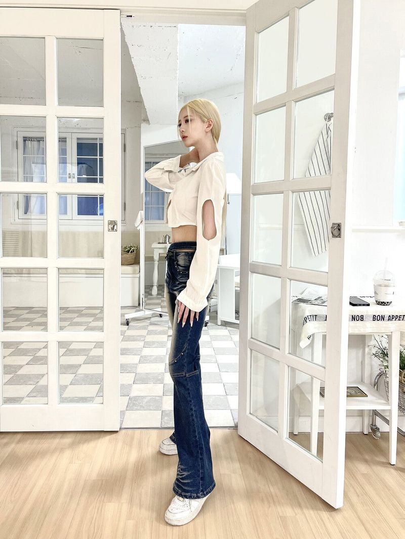 1265. Hole white crop shirts