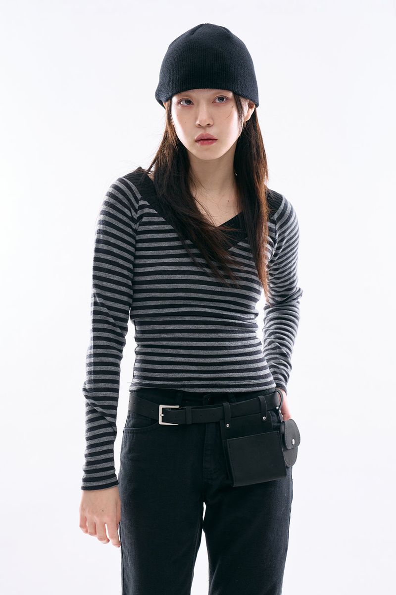 Raucohouse(ラウコハウス)の「Eron V-neck stripe knit(Tops)」