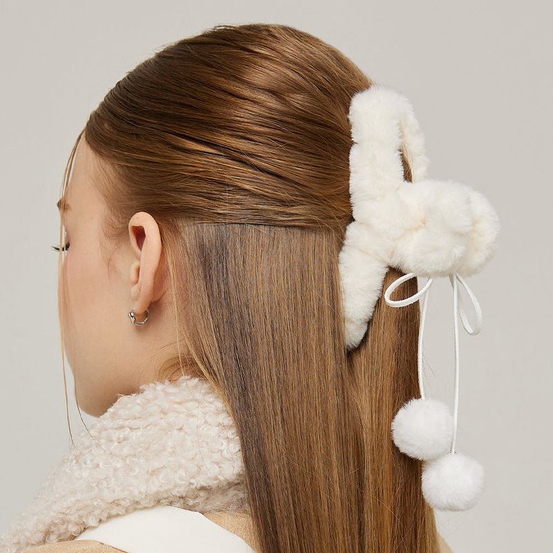 VVV（ブイブイブイ）の「ポンポンファーヘアクリップ　ホワイト（ヘアアクセサリー）」