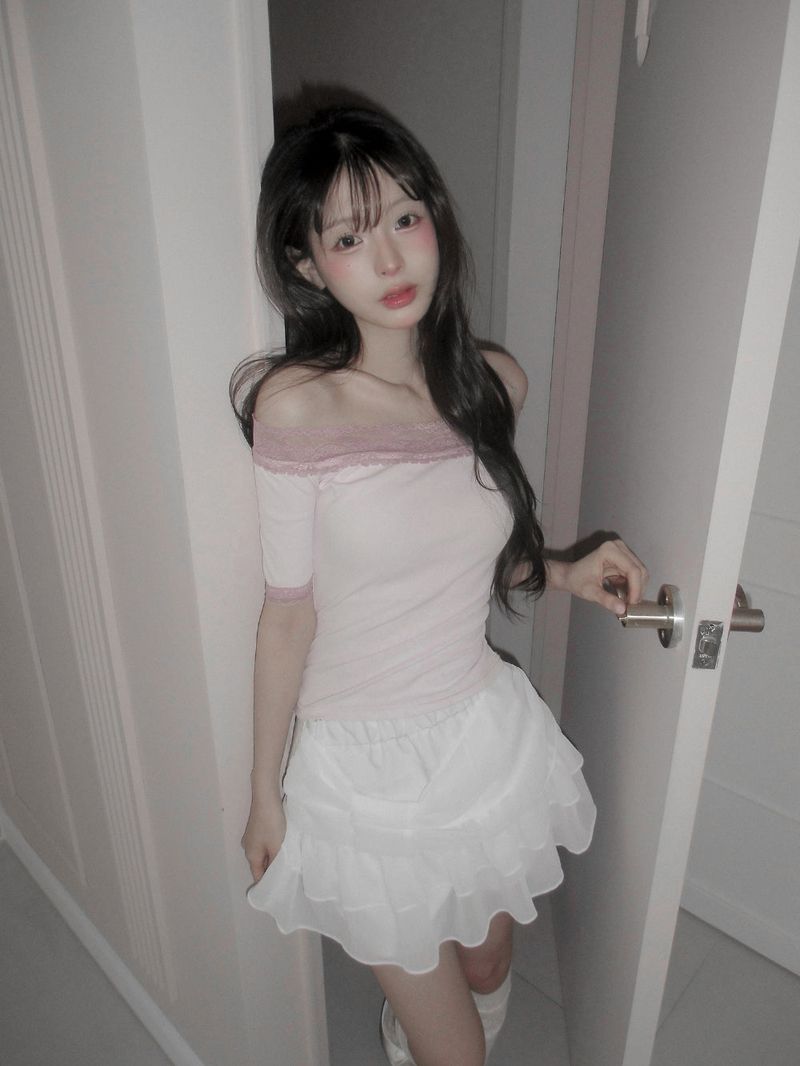 [MADE] Blair Lace Off-Shoulder Top