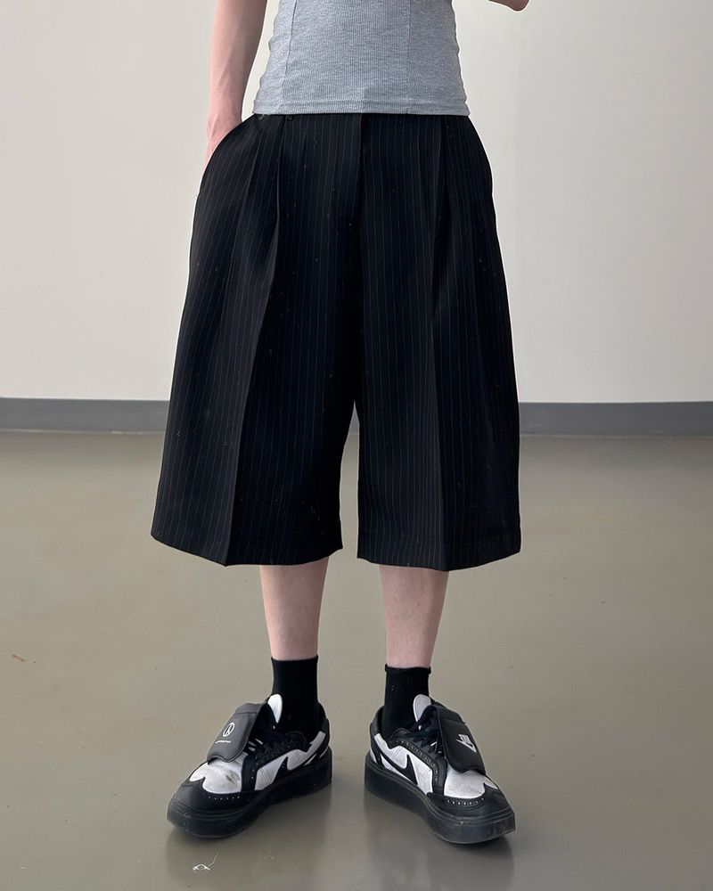 Node Pin Stripe Bermuda Slacks