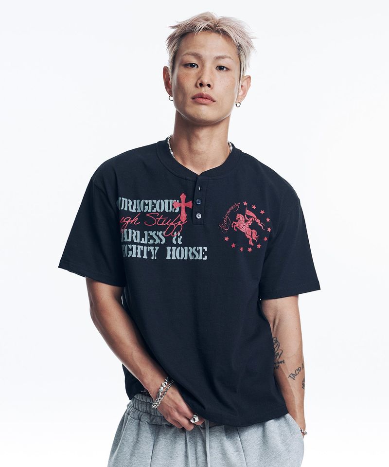 EASY NO EASY（イージーノーイージー）の「ホースレタリングヘンリーネッククロップドTシャツ - ブラック（トップス）」