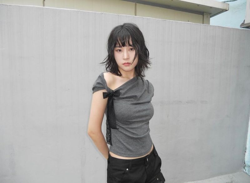 DRAPED TWIST RIBBON T-SHIRT (CHARCOAL)