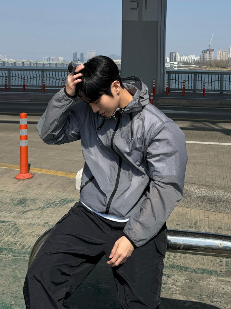 Rex cut line zipper windbreaker
