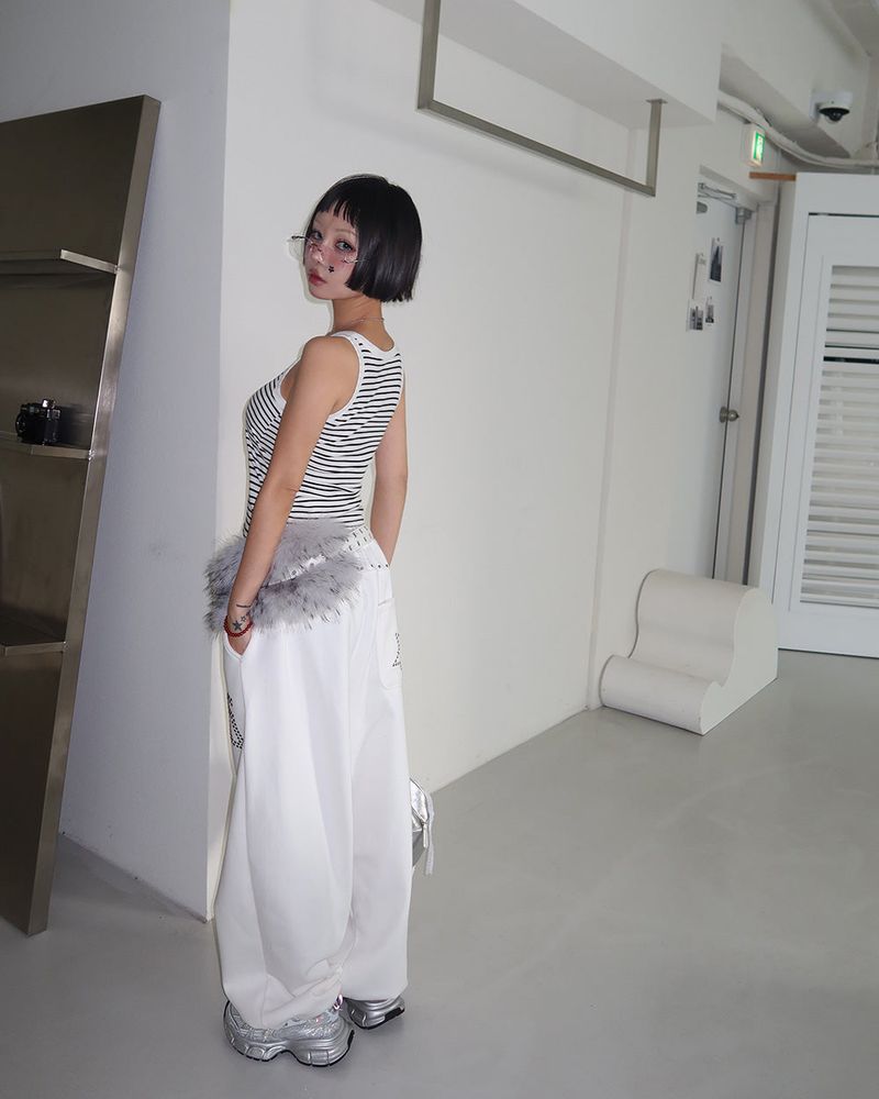Stripe Dangara is a sleeveless top with a cap