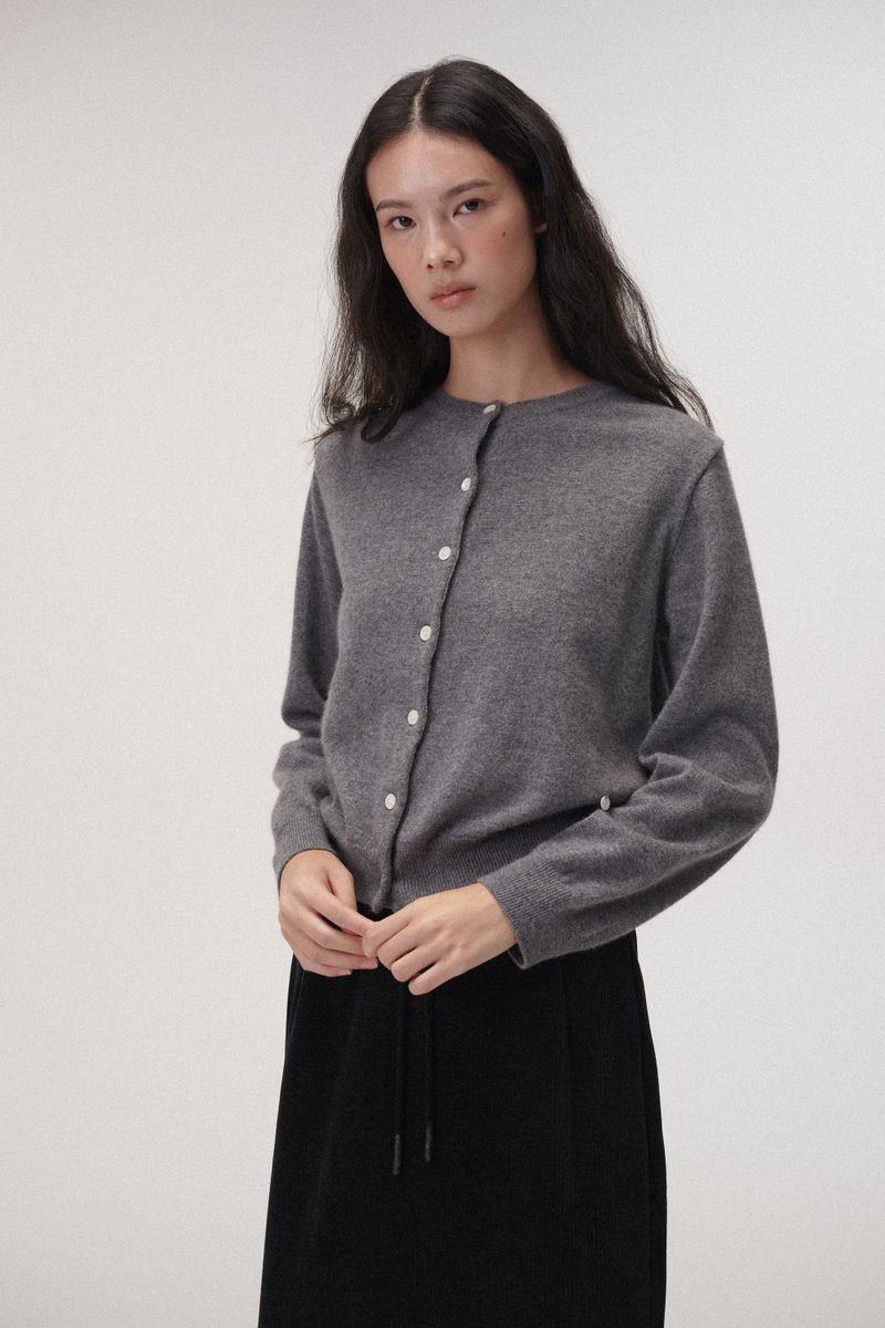 PLAT DU JOUR（プラドゥジュール）の「Camel round cardigan (Grey)（Tops）」