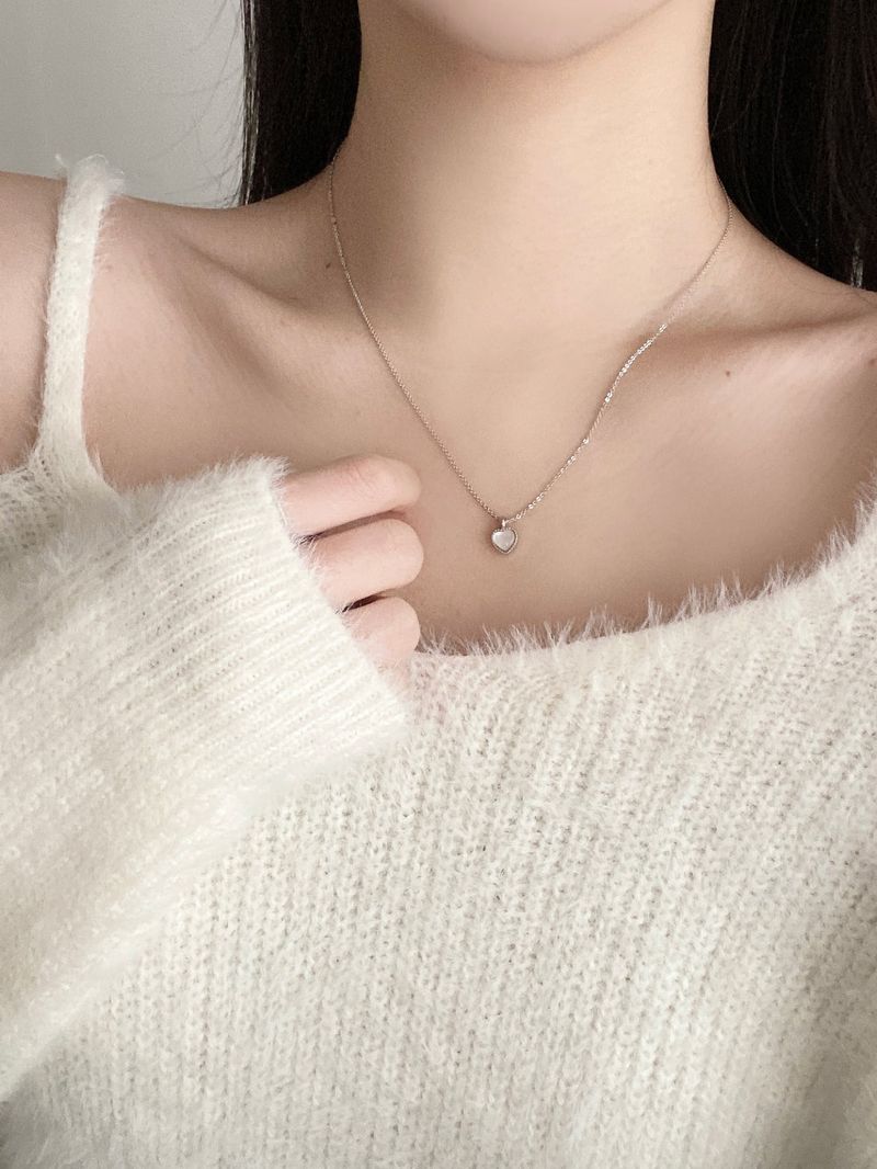 Blingmoon（ブリングムーン）の「Mini Glowing Heart Necklace（Accessories）」