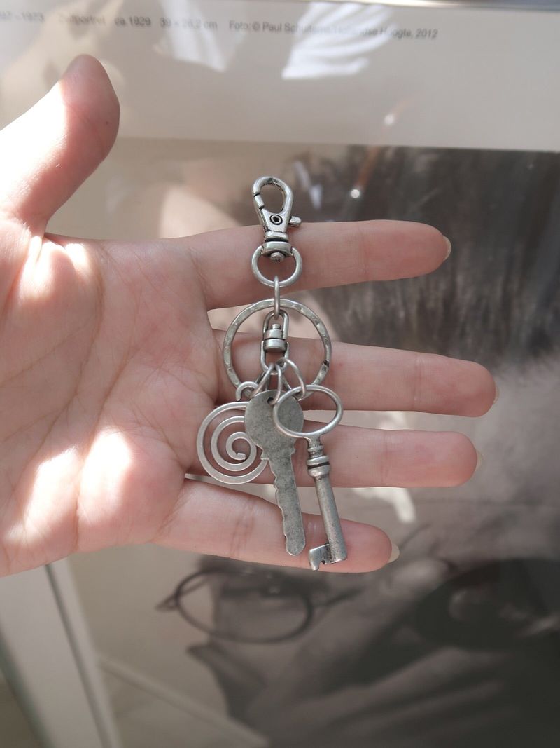 VINTAGE KEY KEYRING