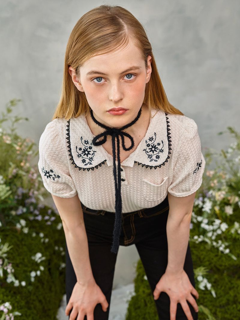 Black Flower Round Collar Knit