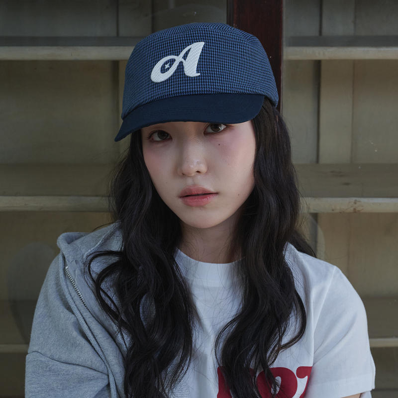 ALLINCOMPLETE（オールインコンプリート）の「ツートーン ハウンドトゥース ピルボックス キャップ (Navy)（帽子）」