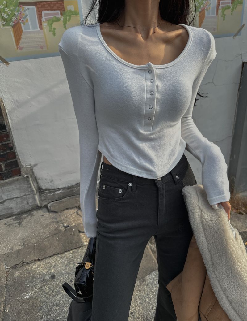 long-sleeved shirt with a U-neck
