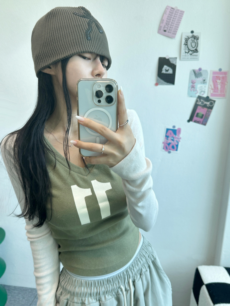 CCORTTI（コルッティ）の「V-NECK SEMI-CROP PRINT LONG SLEEVE T💚💙 - 2 COLORS（Tops）」