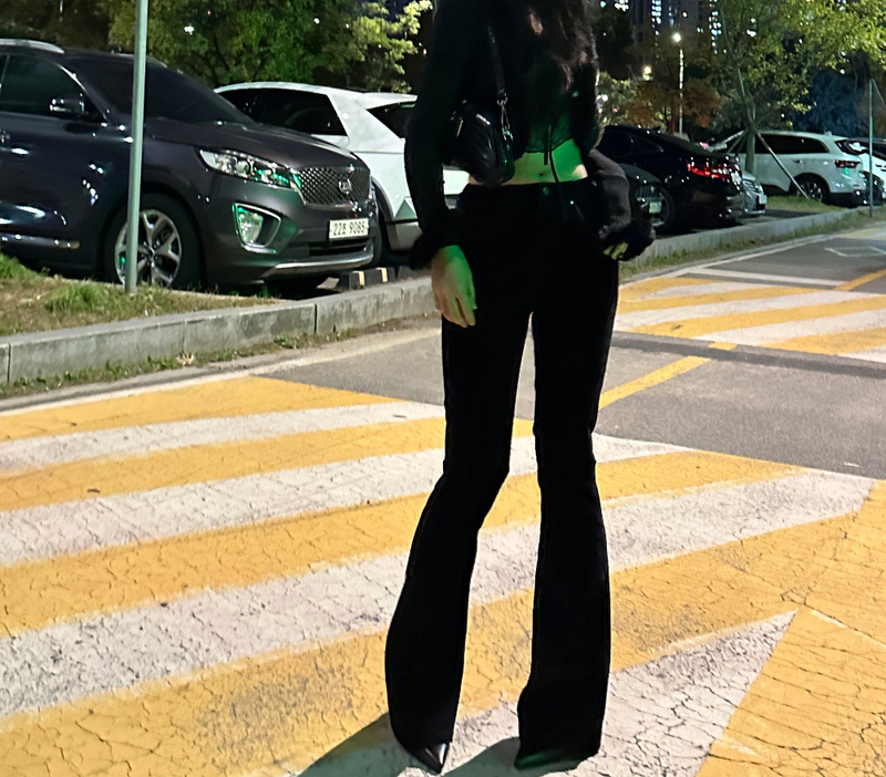 CCORTTI(コルッティ)の「(HIP SHAPING/DATE LOOK) VELVET STRETCH DENIM LOW-RISE BOOTCUT(Pants)」