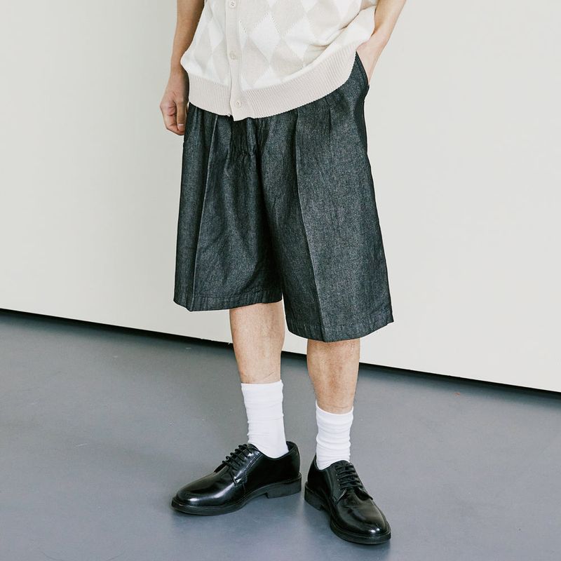 KND（ケイエンド）の「DENIM WIDE CURVE FIT TWO TUCK BERMUDA PANTS BLACK（Pants）」